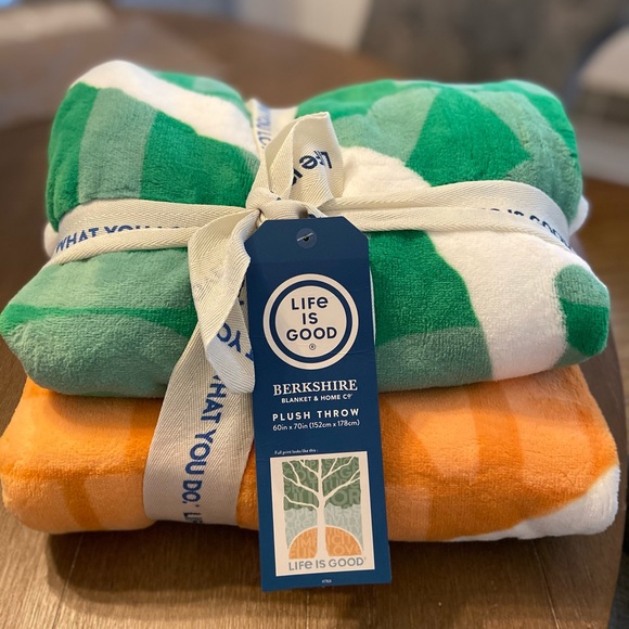 Life Is Good Other - NWT Life Is Good Berkshire Tree plush throw 🌳